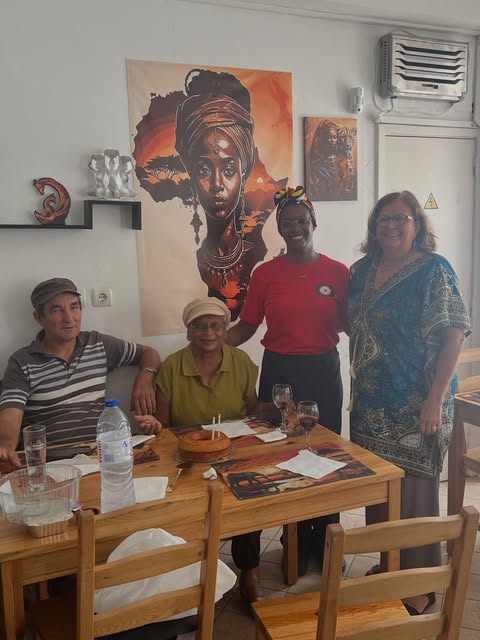 Família e amigos reunidos à mesa no Funge da Nelinha.