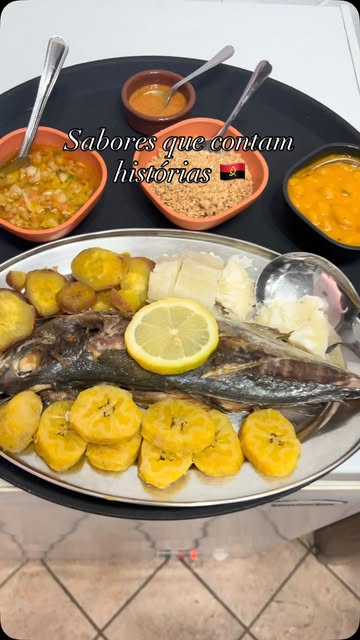 Travessa de peixe com banana e acompanhamentos publicada pelo restaurante.